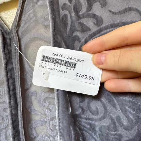 Janika Designs Grey silk velvet shawl with fringe - Picture 7 of 12